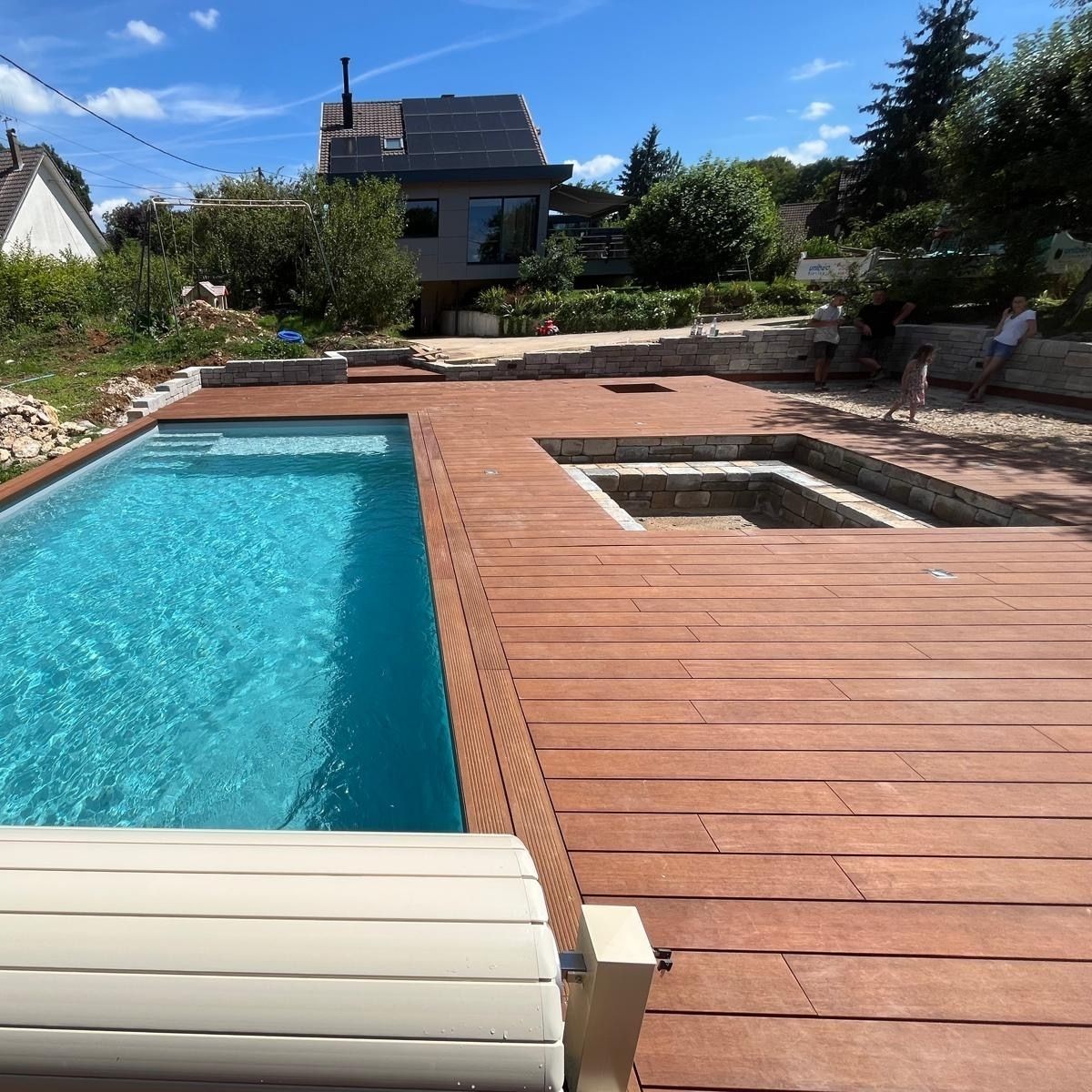 terrasse bambou noisette pose autour piscine