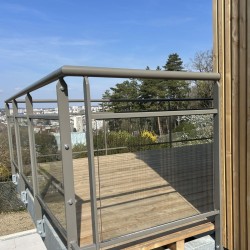 lame de terrasse autoclave marron sur balcon métallique