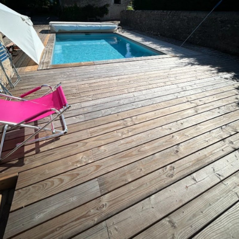terrasse douglas autour d'une piscine