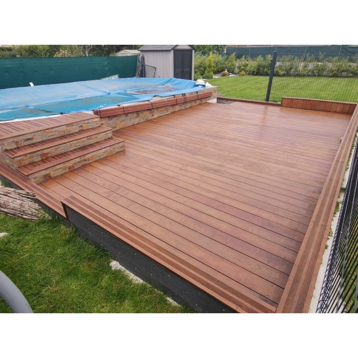 terrasse en kapur devant une piscine