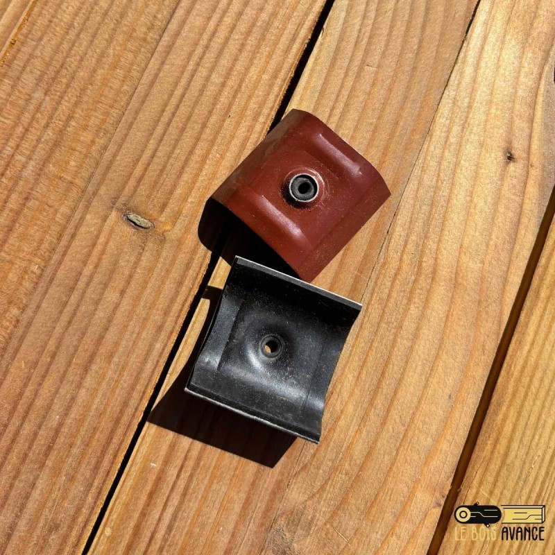 Cavalier de fixation Type A RAL 8012 avec joint EPDM