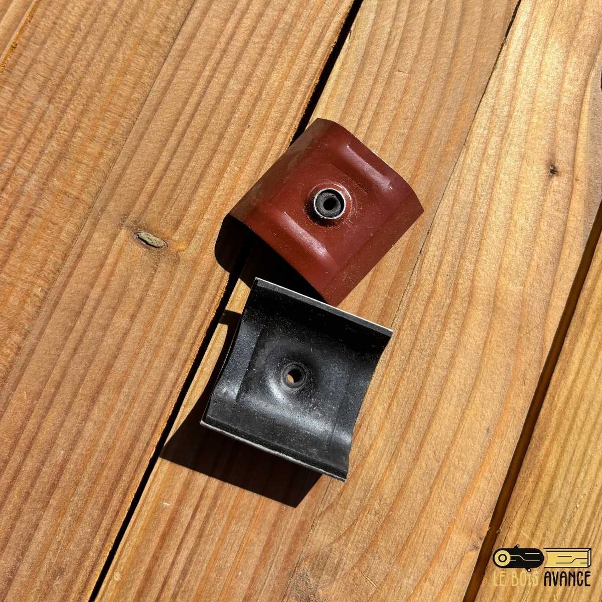 Cavalier de fixation Type A RAL 8012 avec joint EPDM