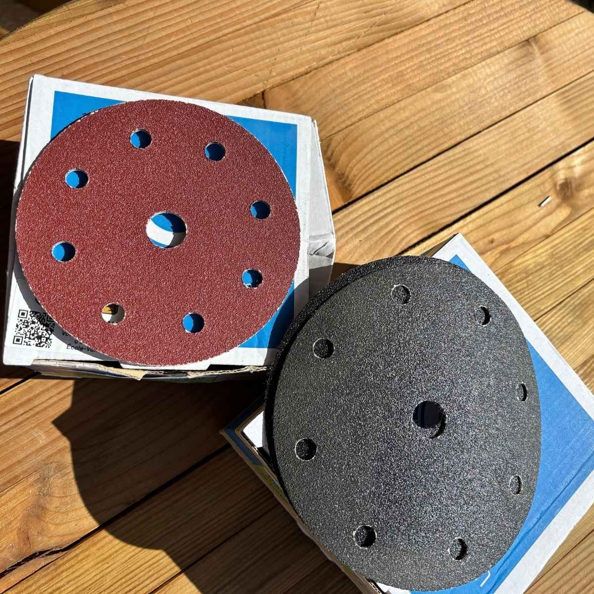 Disque abrasif perforé auto-agrippant pour ponceuse