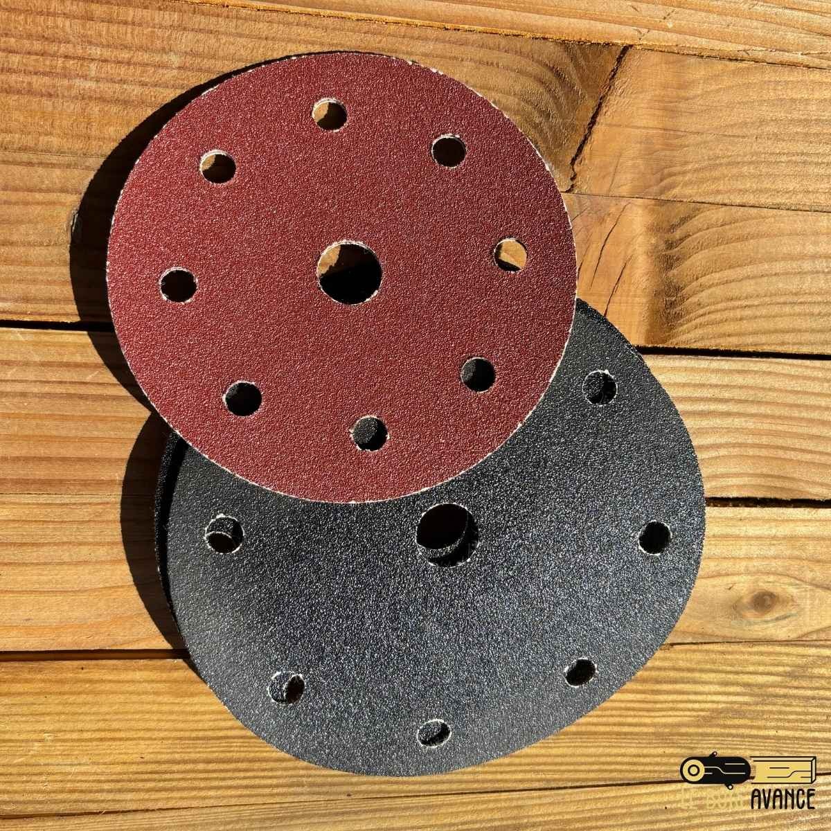 Disque abrasif perforé auto-agrippant pour ponceuse